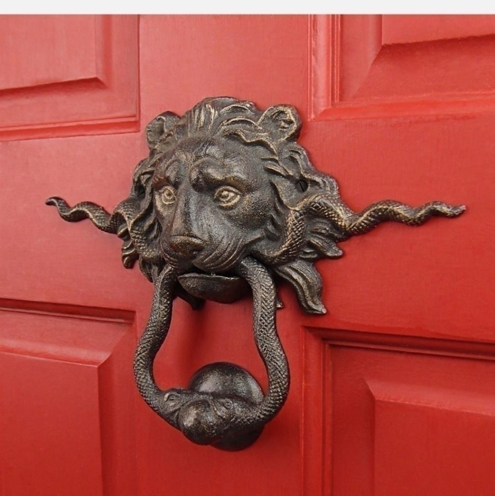 𝅺toscano- Lion and The Snakes Cast Iron Door Knocker